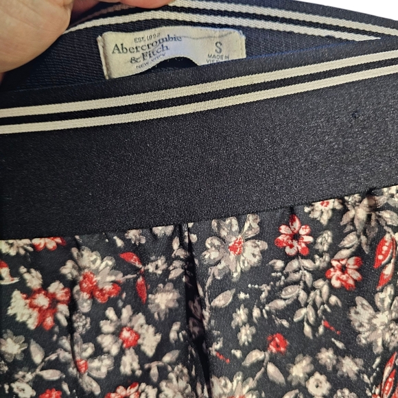 Abercrombie & Fitch Black Floral Leggings Excellent Condition - Picture 2 of 2
